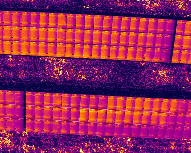 Captura termográfica de la misma parte de la instalación fotovoltaica