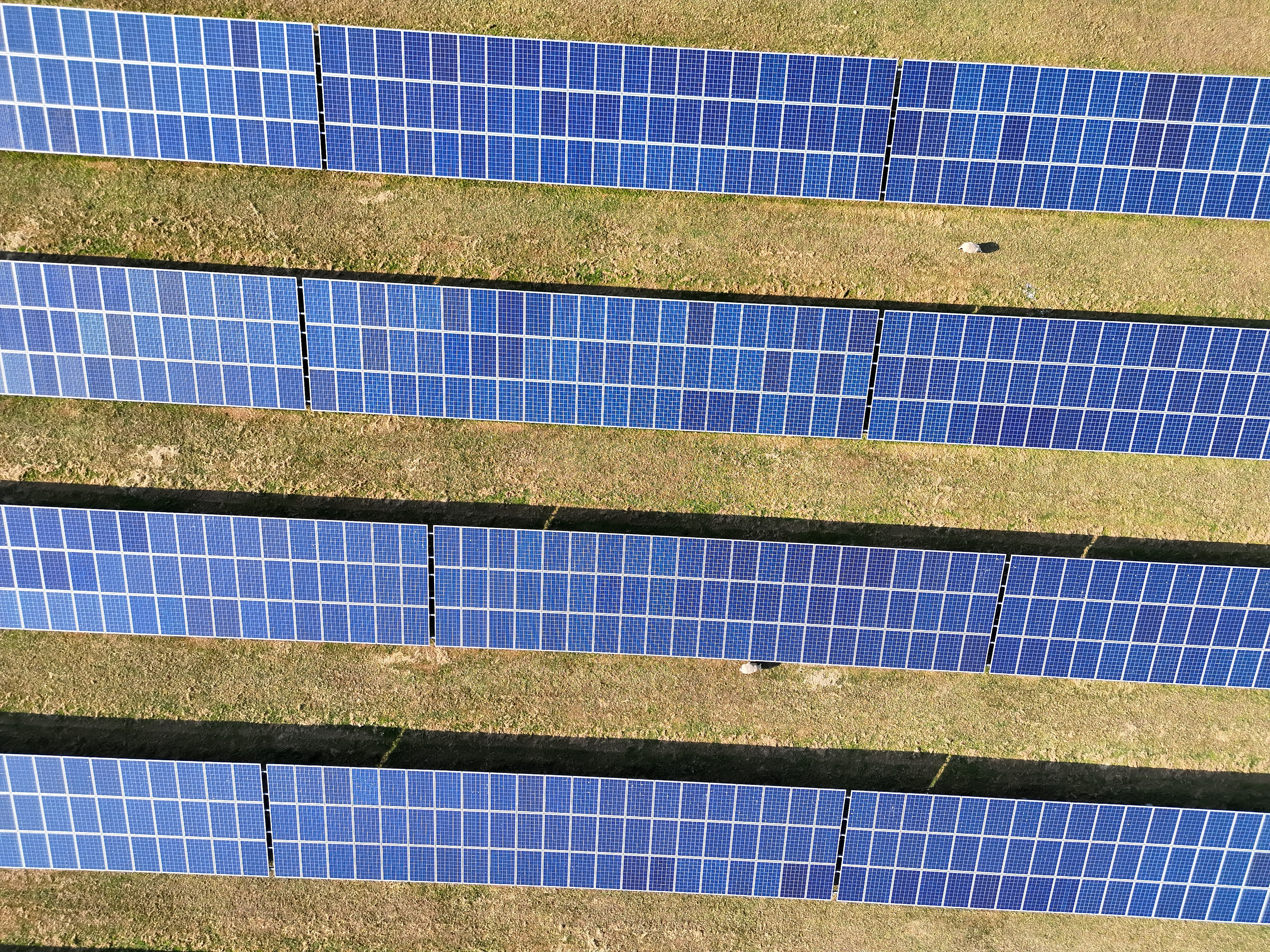 Inspekcja PV dronem — obraz RGB instalacji fotowoltaicznej (kontekst wizualny)